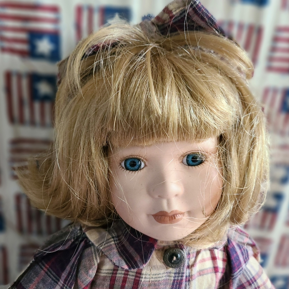 2000 Boyds Collection Musical porcelain doll "Susan" #3341